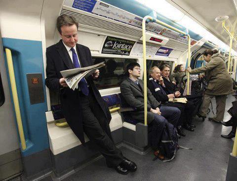 دیوید کامرون نخست وزیر بریتانیا در حال رفتن سر کار با مترو،طبق معمول همیشه...