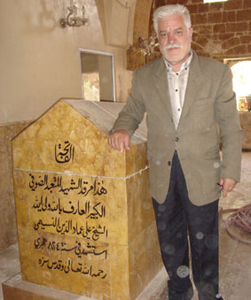 استاد صاحبدل ما بر مزار سید عمادالدین نسیمی- شهر حلب سوریه