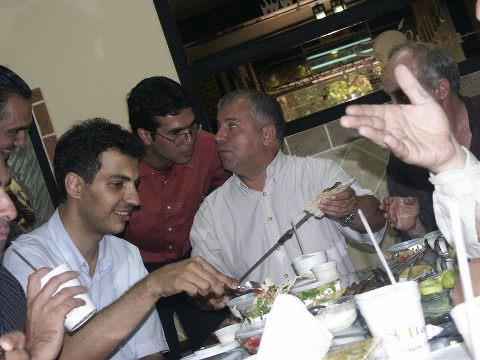 فردوسی پور و علی پروین در حال خوردن جگر