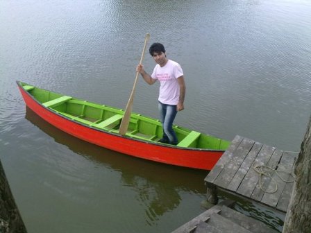 دوست قایق سوار