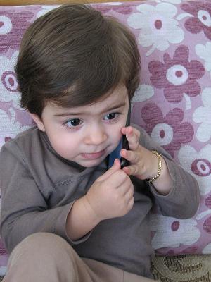 بارمان در حال حرف زدن پای موبایل