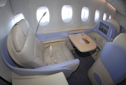 first-class seat plane - قمست درجه یک هواپیما