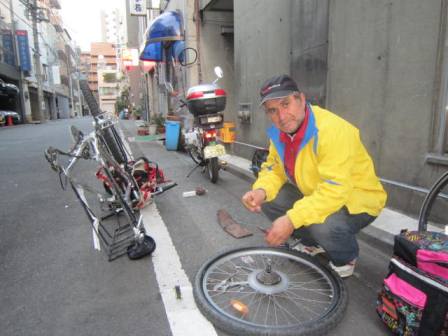 گودرزی در حال پنچر گیری دوچرخه در ژاپن