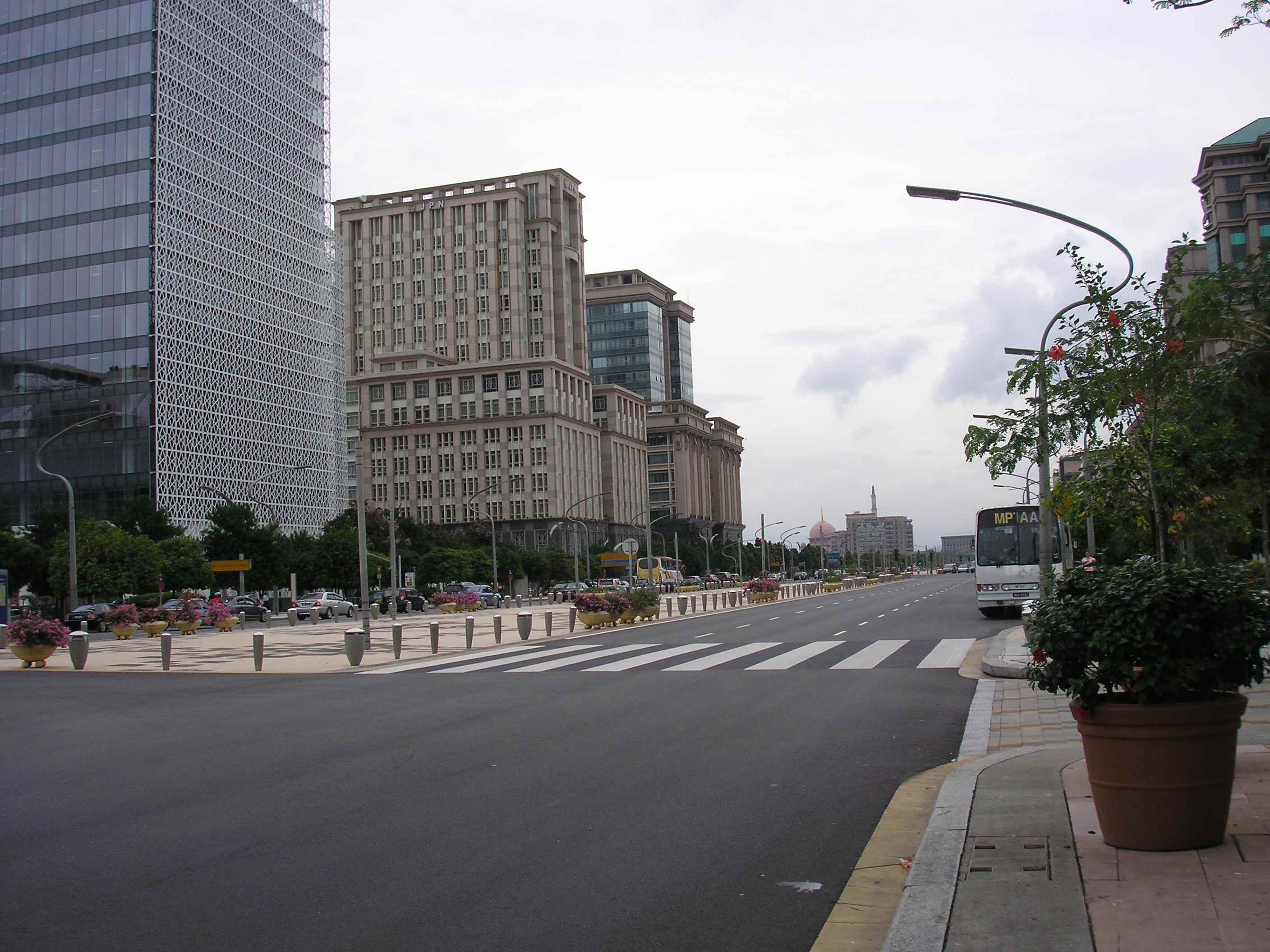 http://s4.picofile.com/file/7796632147/P1030967.jpg