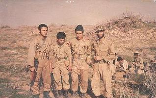 شهید عبدالغفار مسعودی در میان همرزمان