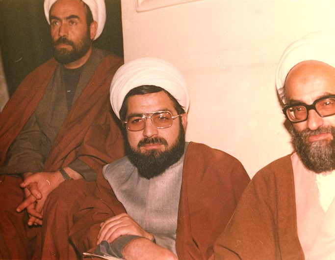 دکتر حسن روحانی در ابتدای انقلاب در کنار حجج اسلام امامی کاشانی و محمدی گلپایگانی(رئیس دفتر مقام معظم رهبری)