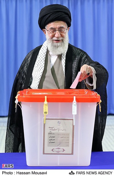 حضرت آیت الله خامنه ای در این پیام با اشاره به حضور متراکم و خیره کننده ایرانیان مومن و غیور در صحنه حماسی انتخابات، این حضور عظیم را نشان دهنده رشد فزاینده سیاسی و پای فشردن بر مردمسالاری دینی صادقانه و باطل السحر بافته ها و گزافه های دشمنان حسود خواندند و تأکید کردند: پیروزِ حقیقی انتخابات، ملت بزرگ ایران است که به حول و قوه الهی توانست گامی استوار بردارد و گوهر نفوذناپذیر و چهره ی پر نشاط و مصمّم و دل سرشار از امید و ایمان خود را به نمایش بگذارد. متن کامل پیام رهبر معظم انقلاب به این شرح است: بسم الله الرحمن الرحیم ملت عزیز ایران! صحنه حماسی و پرشور انتخابات در روز جمعه ی 24 خرداد، آزمون خیره کننده ی دیگری بود که چهره ی مصمم و پر امید ایران اسلامی را در معرض نگاه دوستان و دشمنان نهاد. رشد فزاینده ی سیاسی و پای فشردن بر مردم سالاری دینی صادقانه، حقیقت تابناکی است که با حضور متراکم شما در پای صندوق های رأی، یک بار دیگر در عمل به اثبات رسید و باطل السحر بافته ها و گزافه های دشمنان و حسودان و طمع ورزان شد. حماسه ی حضور شما پیوند مستحکم ایران و ایرانی را با نظام اسلامی به رخ همه ی بدخواهانی کشید که با صد ترفند سیاسی و اقتصادی و امنیتی در پی گسستن یا سست کردن این اعتماد و پیوند مقدس اند. ایرانیِ مومن و غیور در انتخابات دیروز، ظرفیت عظیم خود را در مواجهه ی متین و خردمندانه با جنگ روانی بازیگران سلطه و استکبار، با زیبایی و چیره دستی هر چه تمام تر به تصویر کشید و کشور خود و منافع ملی خود و آینده پر تلاش و امیدوارانه خود را بیمه کرد. پیروز حقیقی انتخابات دیروز ملت بزرگ ایران است که به حول و قوه الهی توانست گامی استوار بردارد و گوهر نفوذ ناپذیر و چهره ی پر نشاط و مصمم و دل سرشار از امید و ایمان خود را به نمایش بگذارد. اینجانب با خشوع و خاکساری در برابر لطف و رحمت خداوند حکیم و علیم، جبهه ی سپاس بر زمین می سایم و خود و شما را به ذکر و شکر و قدرشناسی این نعمت بزرگ فرا میخوانم و با سلام و عرض اخلاص به حضرت ولی اله الاعظم روحی فداه و تبریک به ملت عزیز و به رئیس جمهور منتخب جناب حجت الاسلام آقای حاج شیخ حسن روحانی نکاتی را به ایشان و همه آحاد ملت عرض میکنم: 1-اکنون که حماسه ی سیاسی و نقطه اوج آن در جمعه ی بیست و چهارم خرداد با پیروزی ملت ایران و نظام جمهوری اسلامی به سرانجام رسیده است، هیجان و التهاب روزها و هفته های رقابت، باید جای خود را به همکاری و رفاقت داده و طرفداران نامزدهای رقیب در آزمون بردباری و متانت و دانایی نیز جایگاه شایسته ی خود را به دست آورند. هیچ احساسی، چه شادمانی و چه ناشادمانی، نباید کسی را به رفتار و گفتاری دور از شأنِ خردمندی و فرزانگی وادار کند. نگذارید بدخواهان، احساسات مردم را ابزار خواستههای پلید خویش کنند. وحدت ملی و رفق و مدارا پشتوانه ی امنیت کشور و خنثی کننده ی ترفندهای دشمنان است. 2- رئیس جمهور منتخب، رئیسجمهور همه ی ملت است. همه باید برای دست یافتن به آرمانهای بزرگی که رئیسجمهور و همکاران وی در دولت، متعهد و مسئول تحقق آنند، به آنان کمک و با آنان همکاری صمیمانه کنند. 3- اکنون پس از هفتهها گفتن و شنودن، نوبت کار و اقدام است. رئیسجمهور منتخب، تا روز پذیرش رسمی مسئولیت، دارای فرصت ارزشمندی است که شایسته است بیشترین بهره از آن برده شود و کارهائی که شروع مسئولیت خطیر ریاست جمهوری، بدان نیازمند است، بی درنگ آغاز گردد. 4- تحقق حماسه ی انتخابات، بدون شرکت و رقابت و تلاش دیگر نامزدهای ریاست جمهوری امکانپذیر نبود. لازم میدانم از همه شخصیت های محترمی که پای در این میدان نهاده و با تلاش خستگی ناپذیر خود، صحنه ی مسابقه ئی شور انگیز را آفریدند، صمیمانه تشکر کنم و آنان را باز هم به نقش آفرینی در عرصه های گوناگون انقلاب و نظام اسلامی فرا بخوانم. 5- و نیز لازم میدانم از همه ی آحاد ملت که این بار نیز حادثه ای ماندگار خلق کردند، بویژه از حضرات مراجع معظّم و علمای اعلام و نخبگان دانشگاهی و سیاسی و فرهنگی که در ترغیب به مشارکت، نقش های ارزنده ایفا کردند، و نیز از دست اندرکاران برگزاری انتخابات ریاست جمهوری و شوراهای شهر و روستا بویژه وزارت کشور و شورای محترم نگهبان که زحمات طاقت فرسای این هفته های پرکار را صبورانه تحمل کردند و با امانت کامل، این بار سنگین را به سرمنزل رساندند، و نیز از مأموران پر تلاشی که امنیت این پدیده ی حساس را در کشوری با این وسعت، تا اقصی نقاط آن، تضمین کردند و همچنین از همه ی دستگاههای همکار آنان، صمیمانه تشکر کنم و اجر وافر الهی را برای آنان مسألت نمایم. 6-لازم میدانم به شکل ویژه از رسانه ی ملی و دست اندرکاران محترم آن که شور انتخابات را رهین تلاش هنرمندانه و مبتکرانه ی خود ساختند و راوی صادق و صریح گرایش ها و اندیشه ها و هدفهای نامزدان ریاست جمهوری شدند و چگونگی دست بدست شدن قدرت در نظام جمهوری اسلامی را، به شکل آشکار در برابر چشم جهانیان گذاشتند، تشکری بسزا و بلیغ کرده، اجر و توفیق آنان را از خداوند مسألت نمایم. در پایان بار دیگر با خشوع و ابتهال، نعمت های بزرگ الهی را سپاس گفته و با تکریم یاد امام بزرگوار و شهیدان و ایثارگران عالی مقام، آینده ئی هر چه بهتر را برای این کشور و این ملت آرزو و مسألت میکنم. و السّلام علیکم و رحمه الله سیّدعلی خامنه ای 25 خرداد ماه 1392