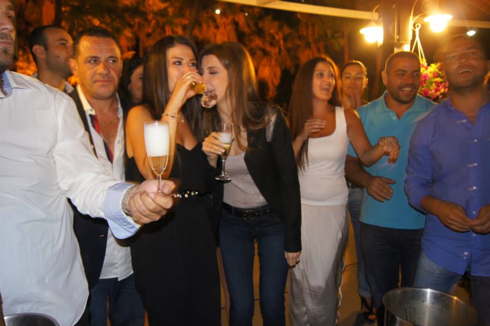 تصویر: http://s4.picofile.com/file/7809219672/FarsiNancy_BlogSky_com_Nancy_and_Fadi_and_Jiji_in_a_Birthday_In_Beirut_jj_bday2028629.jpg