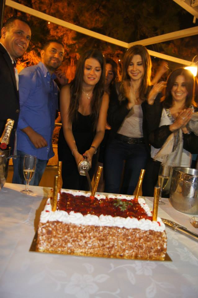 تصویر: http://s4.picofile.com/file/7809225913/FarsiNancy_BlogSky_com_Nancy_and_Fadi_and_Jiji_in_a_Birthday_In_Beirut_jj_bday20281829.jpg