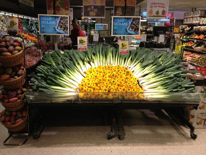vegetable_display_sun_grocery_store_supermarket_peppers_leeks.jpg