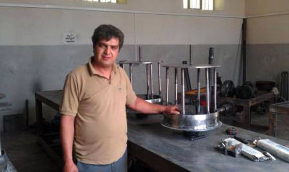آقای محمد سلیمانزاده مبتکر قاضیجهانی و سازنده چندین نوع دستگاه تولید ماشین آلات صنعتی 