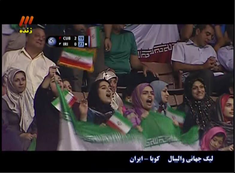 حضور تماشاگران محجبه و با حجاب ایرانی در بازی تیم ملی والیبال ایران