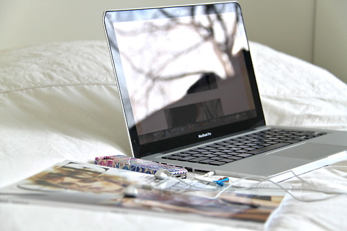 http://s4.picofile.com/file/7843082361/apple_mac_book_air_black_computer_iphone3.jpg