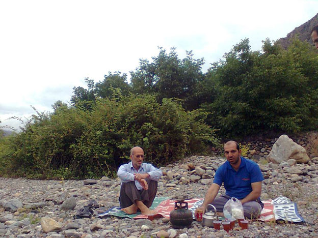 آقایان امیرآقامحمدزاده و بیوک آقا حیدریان در ساحل رودخانه ارس