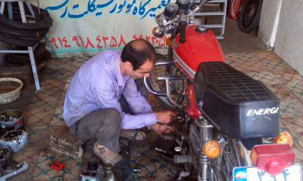 آقای رحیم باباخانی استاد تعمیر موتورسیکلت