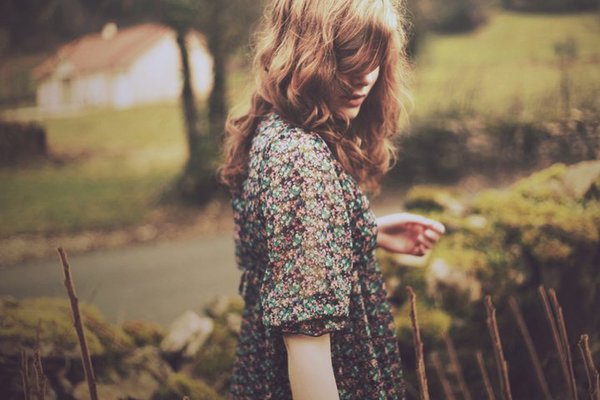 http://s4.picofile.com/file/7902355585/girl553.jpg