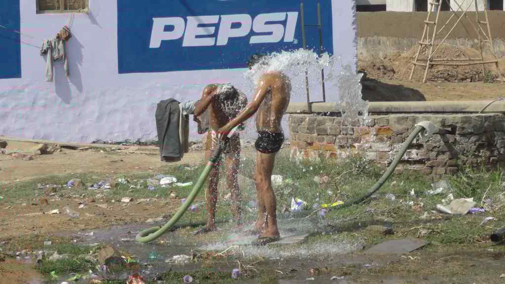 http://s4.picofile.com/file/7918977632/443.jpg