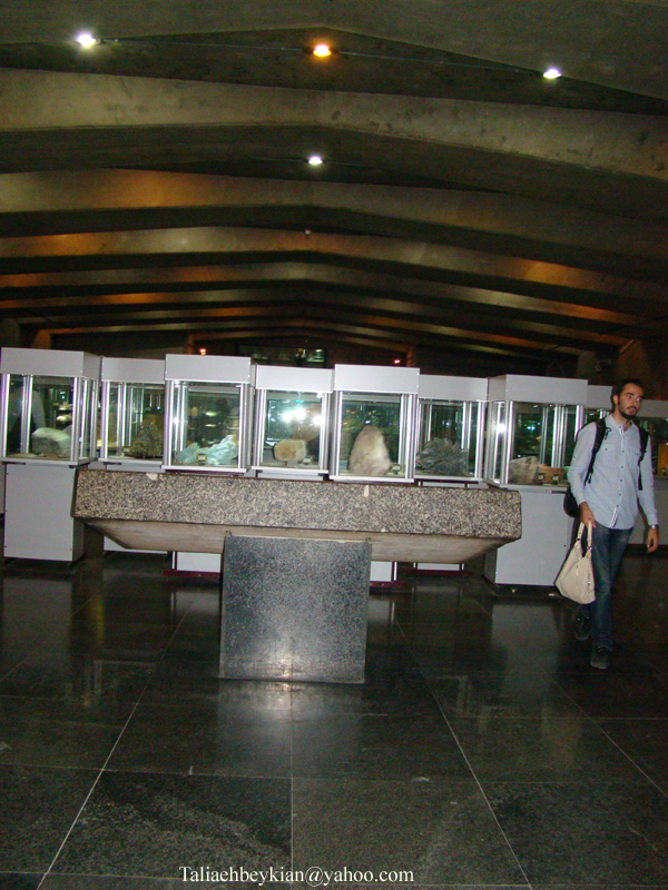 http://s4.picofile.com/file/7963503331/a2.jpg