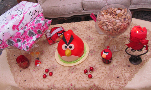 کیک تولد همسری با تم Angry Birds میزآرایی به سبک پرندگان خشمگین