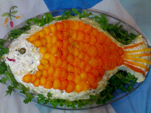 تزیین سالاد الویه شکل ماهی برنده مسابقه آشپزی مدرسه