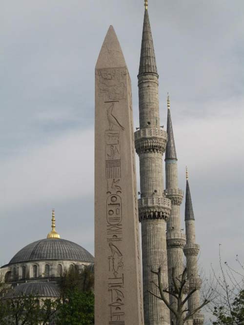 ابلیسک آرلس در فرانسه که در دوران امپراطوری روم ساخته شد و ابلیسک مسجد سلطان احمد استانبول
