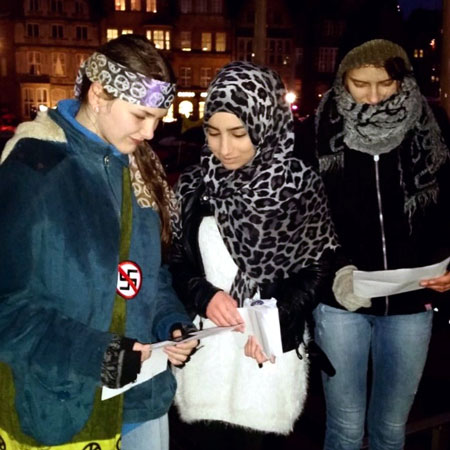 پخش نامه امام خامنه ای در سطح شهر برمن آلمان