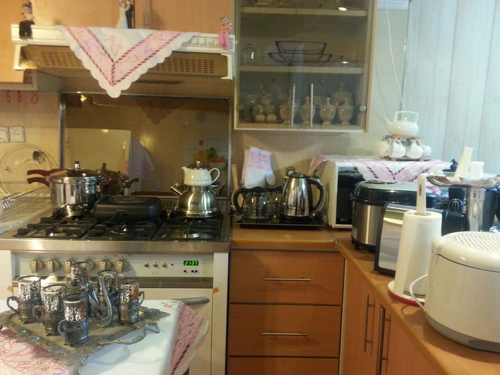 تزیین جهیزیه خاله فاطمه سرویس آشپزخانه صورتی پاپیون صورتی وسایل برقی عروس