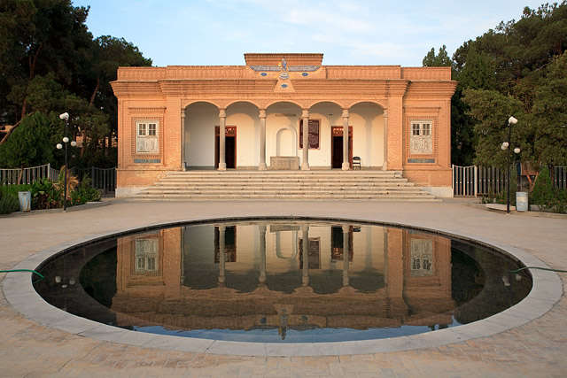 http://s4.picofile.com/file/8176869650/Atashkadeye_Yazd_3_.jpg
