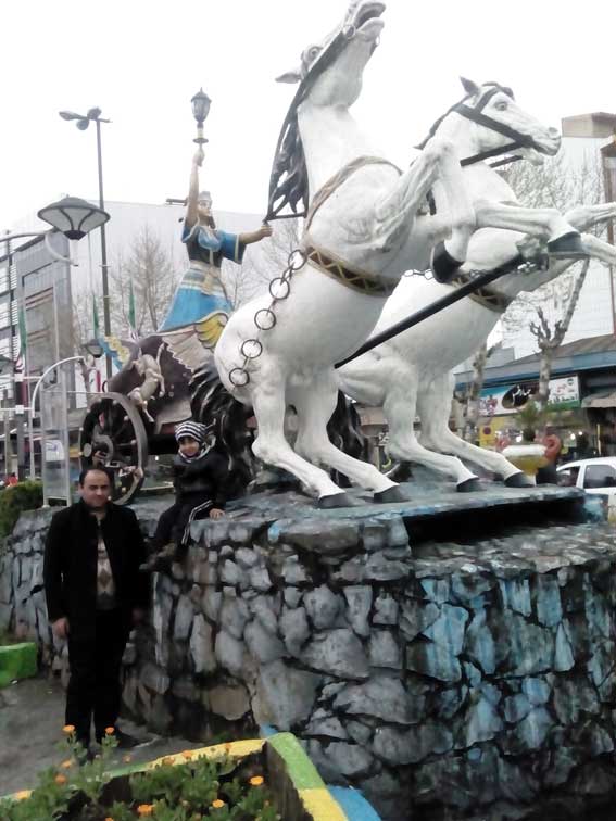  به اتفاق پسر گلم محمدطاها کاظم زاده در کنار مجسمه آناهیتا در شهر زیبای فومن