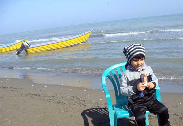 پسر گلم محمدطاها  کاظم زاده در ساحل  دریا در شهر زیبای نوشهر 
