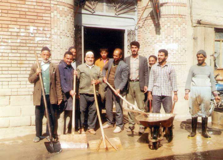  وقتی در اوایل دهه هفتاد ، سیل وارد مسجد جامع قاضیجهان شده بود   