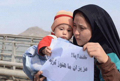 سکوت تروریست‌ها تا فریاد و تحصن خانواده های 31 مسافر در پارک زرنگار کابل 