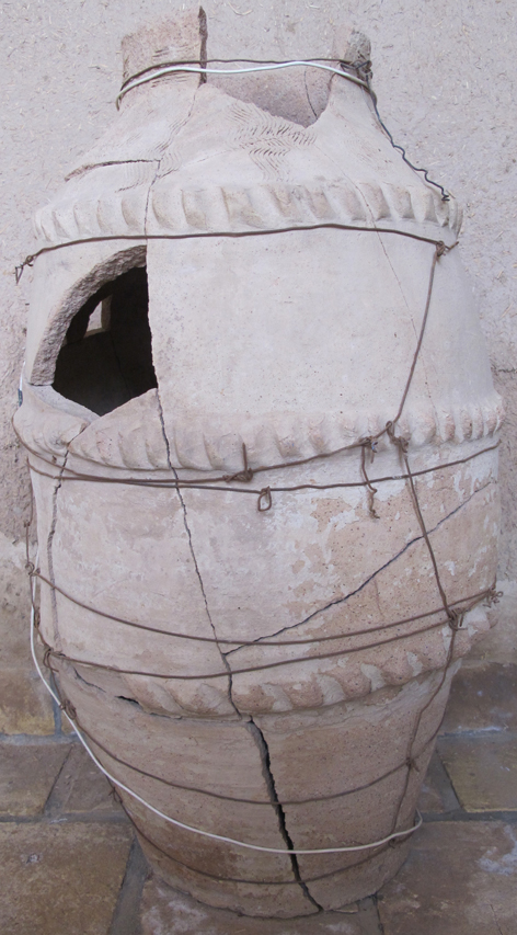 خمره سفالی با تزیینات(طنابی) روی بدنه - موزه نهبندان