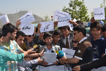در طی یک حرکت اعتراض آمیز در کابل؛ دانشجویان معترض اسناد تحصیلی خود را به آتش کشیدند 