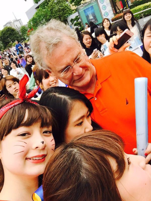 پدر تیلور سویفت با طرفداران تیلور در ژاپن 1