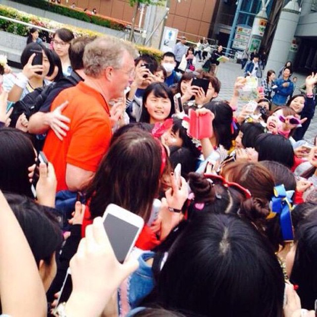 پدر تیلور سویفت با طرفداران تیلور در ژاپن 