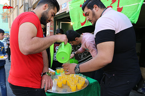 خادمین هیئت زوارالحسین در ایستگاه صلواتی شهید دولت آبادی ویژه جشن نیمه شعبان98