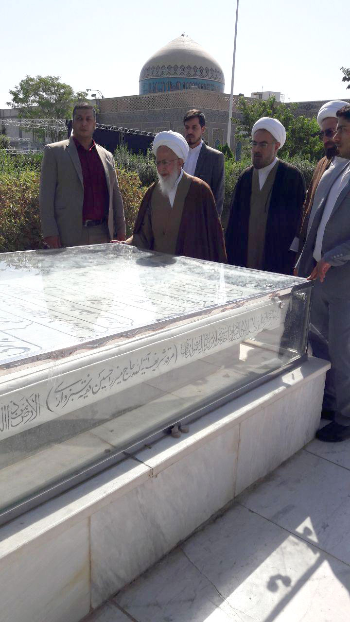 حضور حضرت آیة الله جوادی آملی در کنار مرقد شریف مرحوم آیة الله العظمی حاج میرزا حسین فقیه سبزواری و قرائت فاتحه